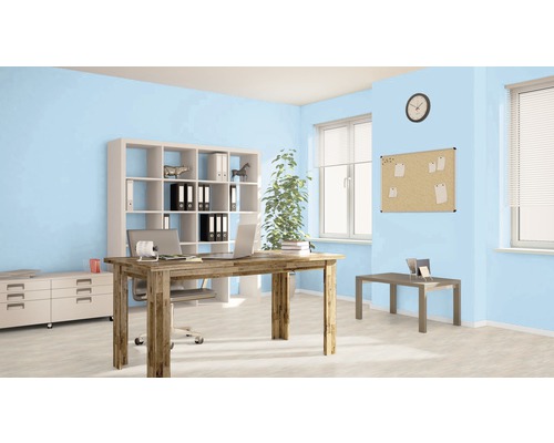 Büro mit Schreibtisch, Bürostuhl, Regal und Pinnwand