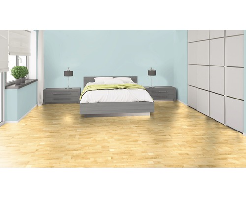 Helles Schlafzimmer mit Bett, Nachttischen, Lampen und Kleiderschrank