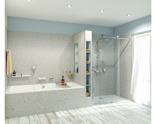 Badezimmer mit Badewanne, Dusche und Regalen