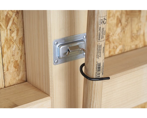 Metallhalterung mit Werkzeug an Holzwand