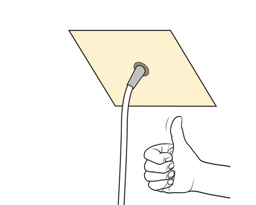 Installation einer Dunstabzugshaube mit Daumen hoch Geste