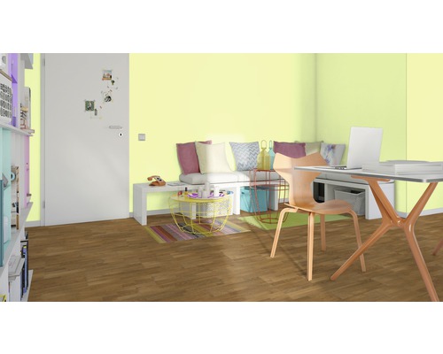 Helles Zimmer mit Schreibtisch, Stuhl, Bank und dekorativen Elementen für ein freundliches Ambiente.