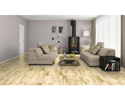 Wohnzimmer mit Holzboden, Kamin und Sofas.