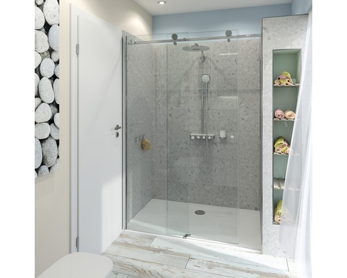 Badezimmer mit Dusche mit Glasschiebetür, Handtüchern und Holzboden
