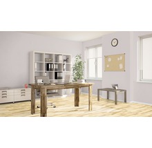 Büro mit Schreibtisch, Bürostuhl, Regal und Pinnwand