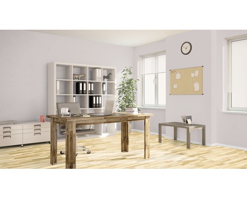 Büro mit Schreibtisch, Bürostuhl, Regal und Pinnwand
