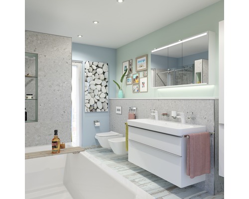 Helles Badezimmer mit Badewanne, Waschbeckenunterschrank, Toilette und Bidet in einem modernen Design.