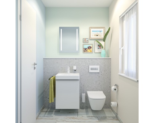Badezimmer mit Waschbecken, Toilette, Spiegel, Handtuch und Dekorationen