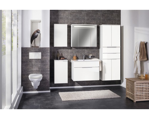 Modernes Badezimmer mit weißen Badmöbeln, Spiegel und Toilette