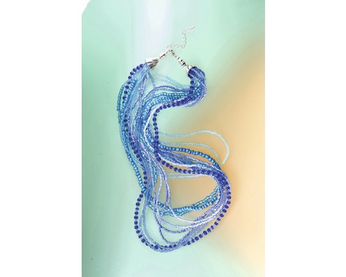 Mehrreihige Halskette mit blauen Perlen