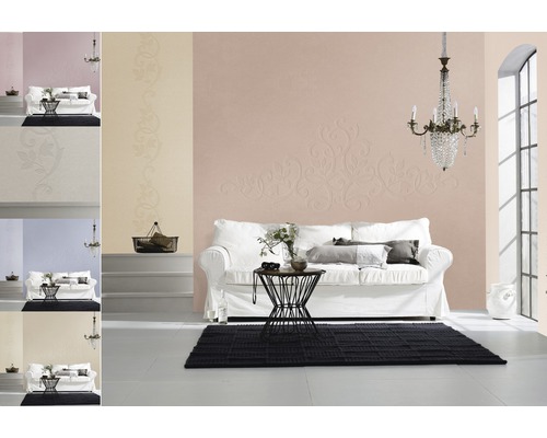 Wohnzimmer mit verschiedenen Wandgestaltungen und floralen Mustern