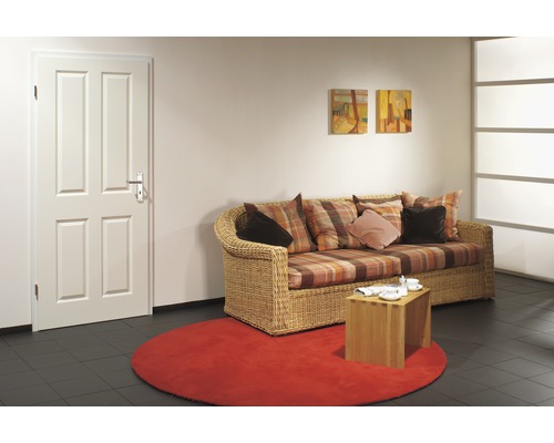 Wohnzimmer mit Tür, Sofa, Teppich und Tisch