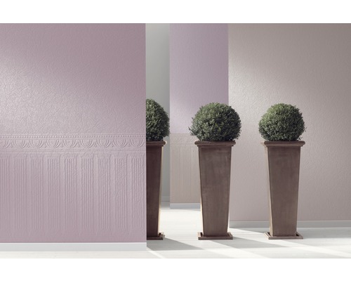 Szene mit gemusterter Tapete und Topfpflanzen