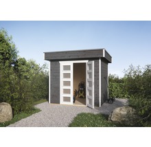 Gartenhaus mit Doppeltür und Gartengeräten im Hintergrund.