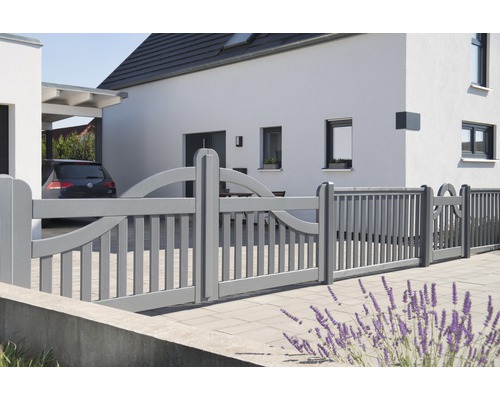 Grauer Gartenzaun vor einem Wohnhaus