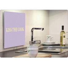Küchenszene mit Spritzschutzwand mit der Aufschrift ''Kiss the cook'', Spüle, Armatur, Geschirr und Weinflasche