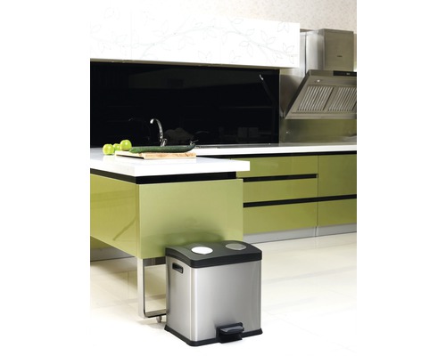 Edelstahl Abfalleimer mit zwei Fächern in einer modernen Küche.