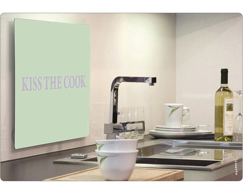 "Küchenszene mit Spüle, Geschirr und Küchenrückwand mit dem Text ""Kiss the cook""."