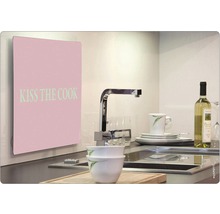 Küchenszene mit Küchenrückwand mit dem Schriftzug Kiss the Cook, Spüle, Armatur, Geschirr und Weinflasche