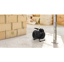 Abbildung eines elektrischen Heizlüfters auf einer Baustelle.