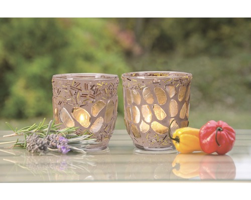 Zwei Teelichthalter mit Dekor auf einem Tisch