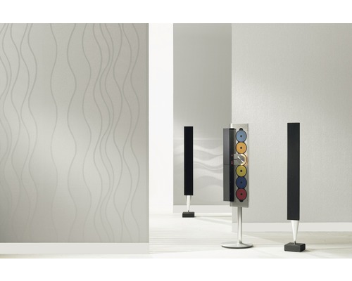 Heller Raum mit Design Tapete und Lautsprechern