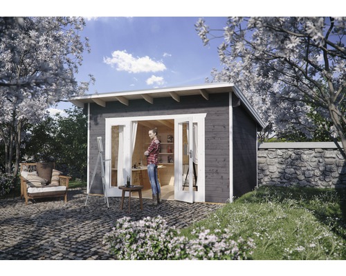 Garten mit Holzgartenhaus mit Doppeltür, Staffelei und sitzender Person