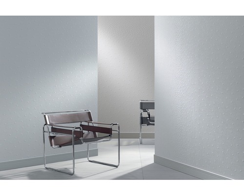 Szene mit strukturierten Tapeten und Sesseln im Interieur