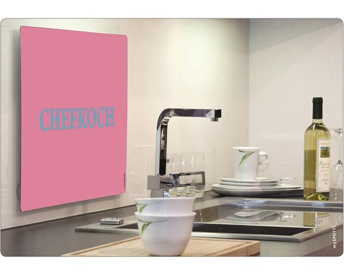 Küchenszene mit Spüle, Armatur, Geschirr und Wandpaneel mit dem Schriftzug Chefkoch