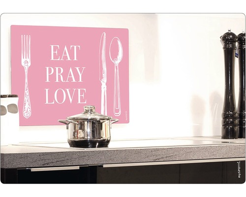 Küchenszene mit Topf auf Kochfeld und Dekoration mit Schriftzug