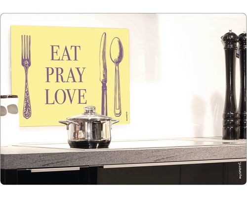 Küchenszene mit Kochtopf und Dekoration mit dem Schriftzug Eat Pray Love