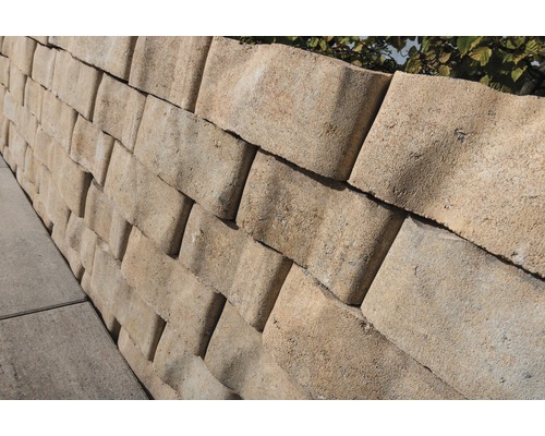 Mauer aus Betonsteinen