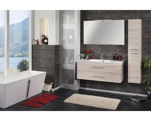 Modernes Badezimmer mit Badewanne, Waschtisch, Spiegel und grauen Wandfliesen