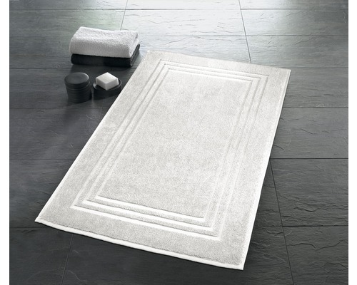 Rechteckige Badematte mit Bordüre, Handtüchern und Badaccessoires