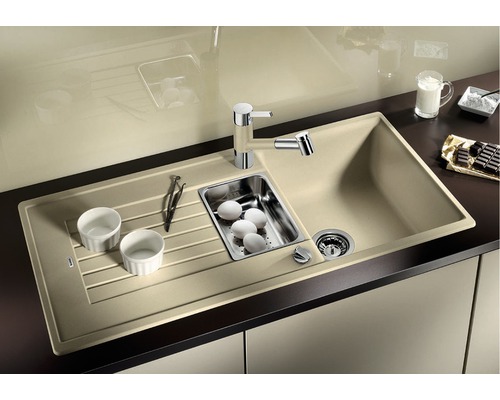 Küchenspüle mit Abtropffläche, Spülbecken und Küchenarmatur.