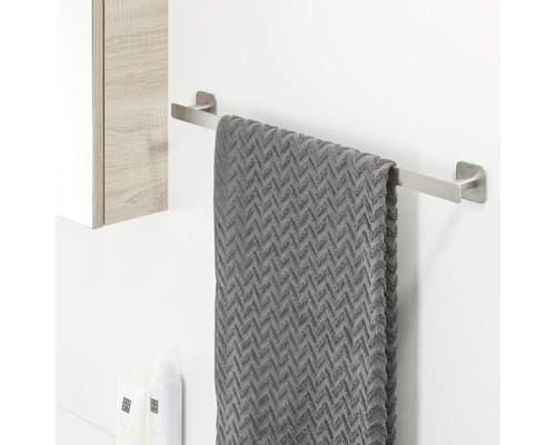 Handtuchhalter aus Edelstahl mit grauem Handtuch im Badezimmer
