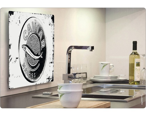 Dekoratives Wandschild mit Kaviar Motiv in einer Küche