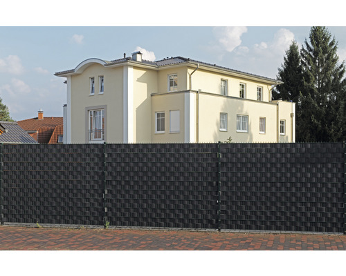 Sichtschutzzaun aus Kunststoff vor einem Wohnhaus