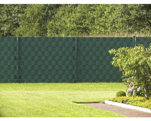 Gartenszene mit einem Sichtschutzzaun aus Kunststoff