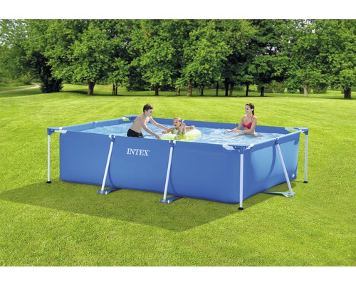 Rechteckiger Intex Pool mit Familie im Garten