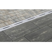 Gepflasterte Fläche mit Entwässerungsrinne