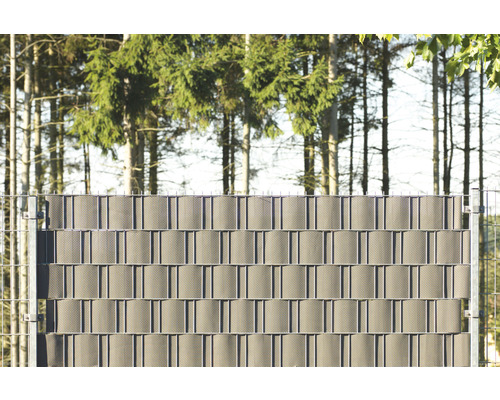 Sichtschutzzaun aus Kunststoffmatten vor Baumreihe