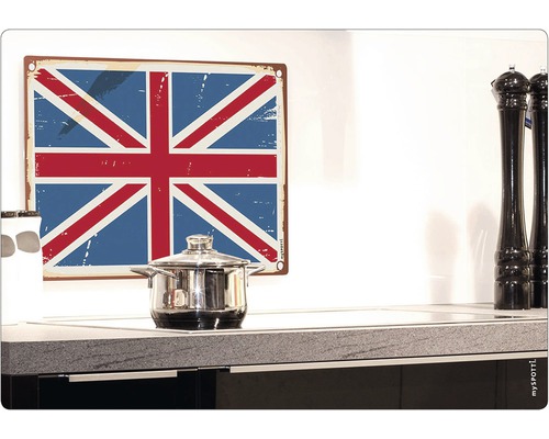 Dekoratives Metallschild mit Großbritannien Flagge in einer Küche.