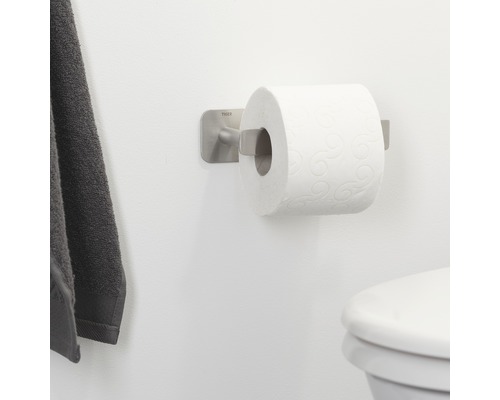 Toilettenpapierhalter aus Metall mit Papierrolle an einer Wand befestigt