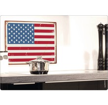 Dekoratives Blechschild mit amerikanischer Flagge in einer Küche