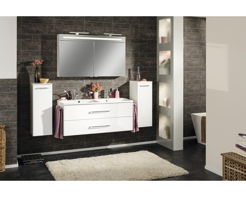 Modernes Badezimmer mit Waschtisch, Spiegelschrank und Hochschränken