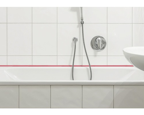 Badezimmer mit Badewanne, Duschkopf und Fliesen