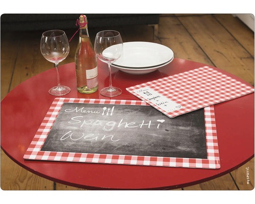 Gedeckter Tisch mit Getränk, Gläsern, Teller und Platzdeckchen