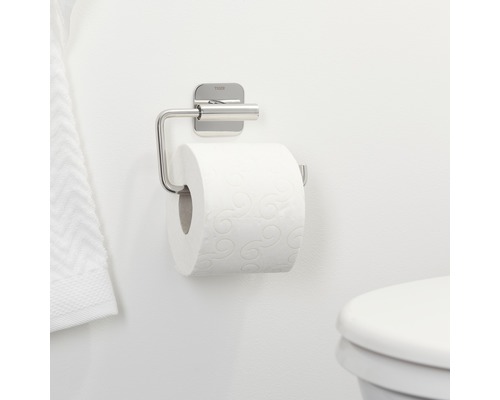 Toilettenpapierhalter aus Edelstahl mit Toilettenpapierrolle an einer Badezimmerwand