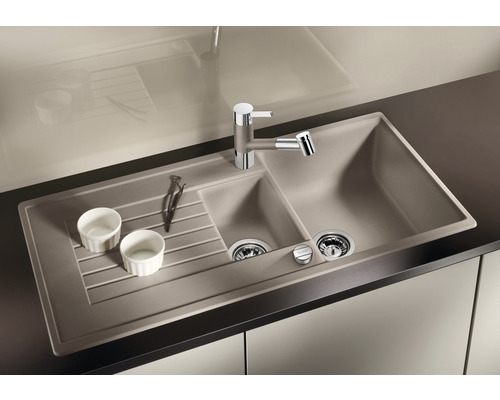 Spüle mit Abtropffläche und Wasserhahn